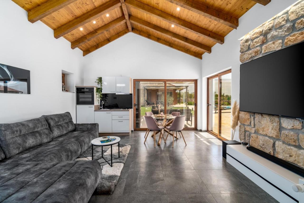 New! Promina Luxury Villa With 72Sqm Heated Pool, Jacuzzi, Infrared Sauna, Tennis Court, Media Room Bogatić Zewnętrze zdjęcie