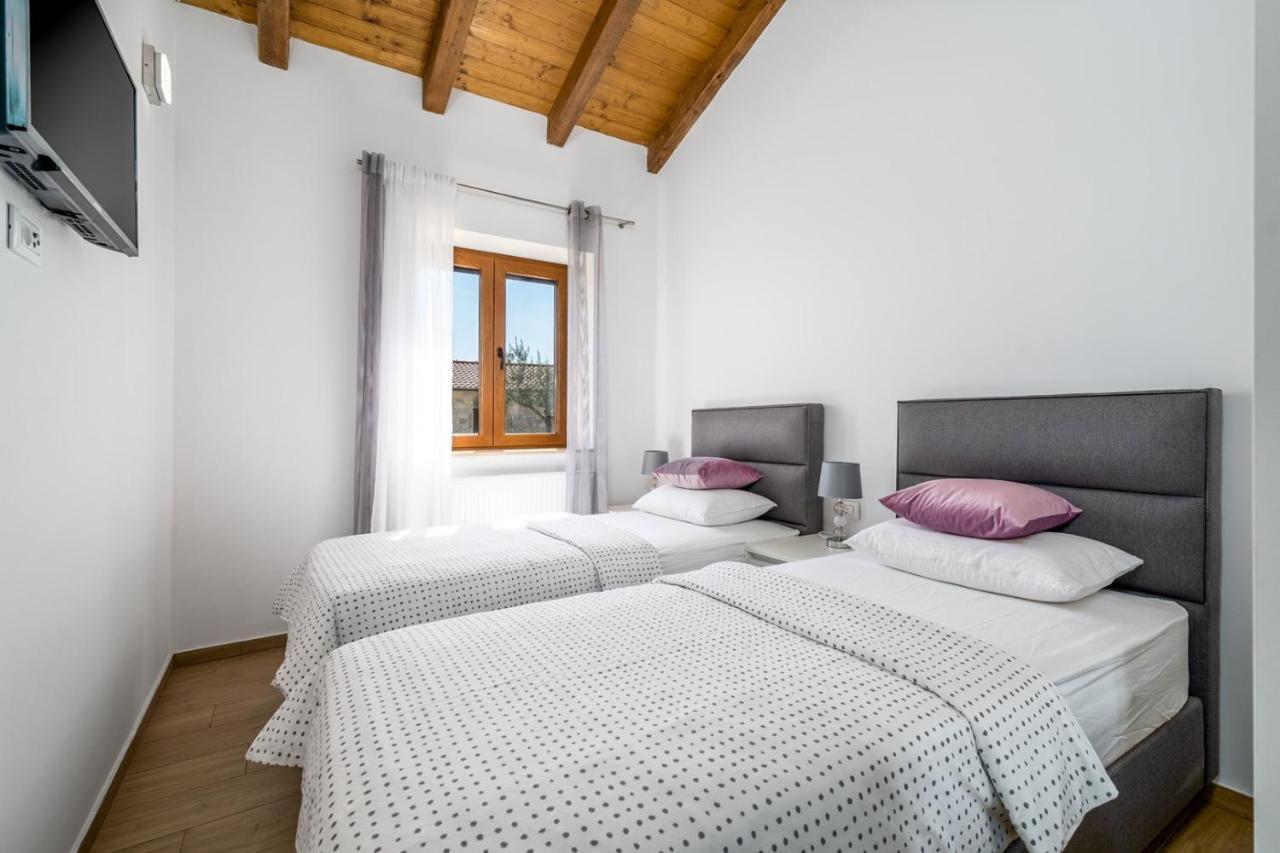 New! Promina Luxury Villa With 72Sqm Heated Pool, Jacuzzi, Infrared Sauna, Tennis Court, Media Room Bogatić Zewnętrze zdjęcie