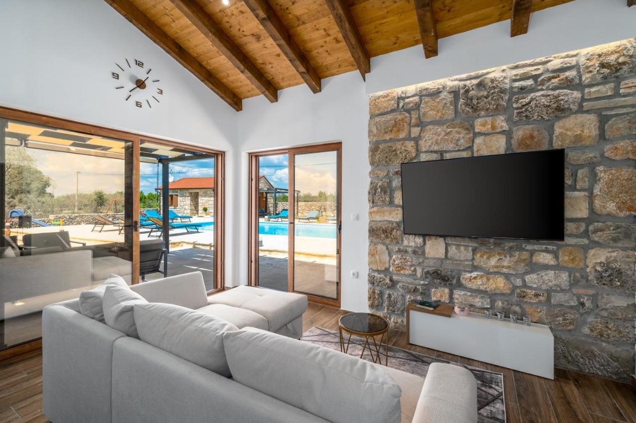 New! Promina Luxury Villa With 72Sqm Heated Pool, Jacuzzi, Infrared Sauna, Tennis Court, Media Room Bogatić Zewnętrze zdjęcie
